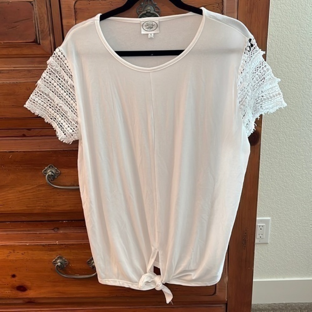 Laura Ashley Women’s white tee top lace sleeves and tie at waist size XL